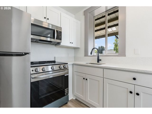 708 N KILLINGSWORTH St 14, Portland, OR 97217