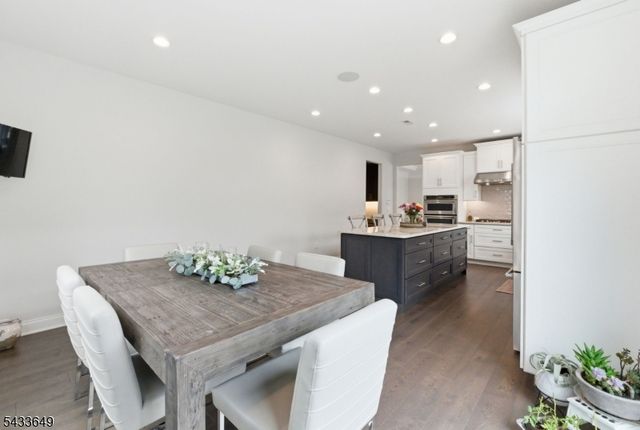 8 Van Cleef Dr, Readington Twp., NJ 08889