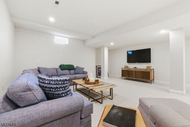 8 Van Cleef Dr, Readington Twp., NJ 08889
