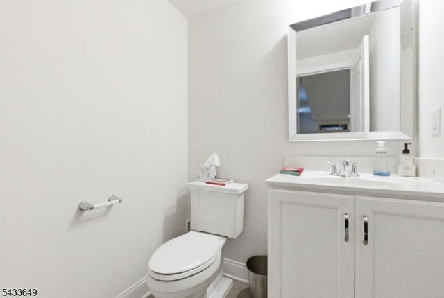 8 Van Cleef Dr, Readington Twp., NJ 08889