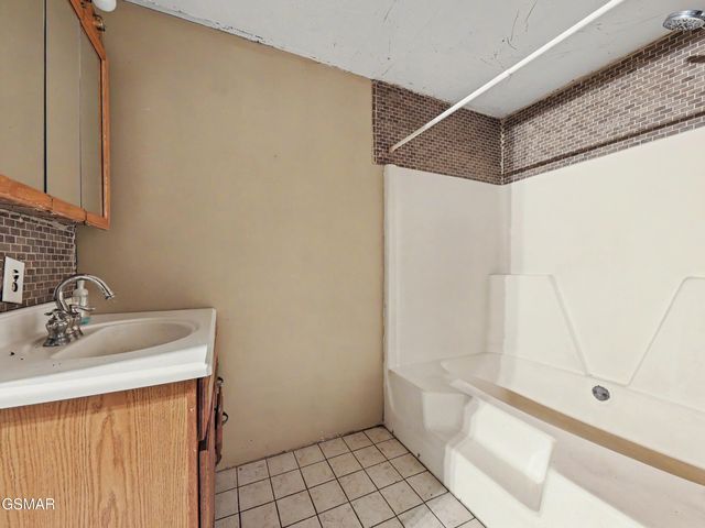 1717 Elkins Road, Kodak, TN 37764