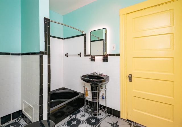 434 Essex Street 2R, Salem, MA 01970