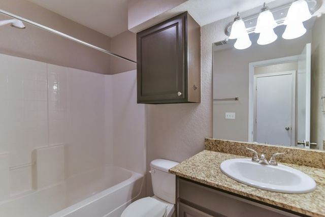 820 Southeast Parkway, Azle, TX 76020