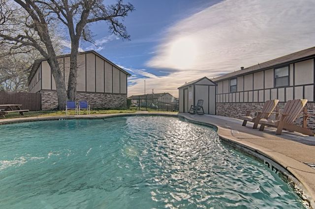 820 Southeast Parkway, Azle, TX 76020