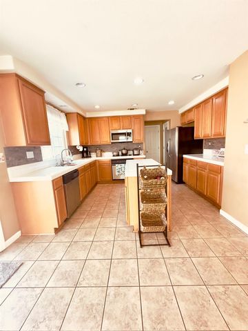 323 Autumn Rain Dr, Lathrop, CA 95330