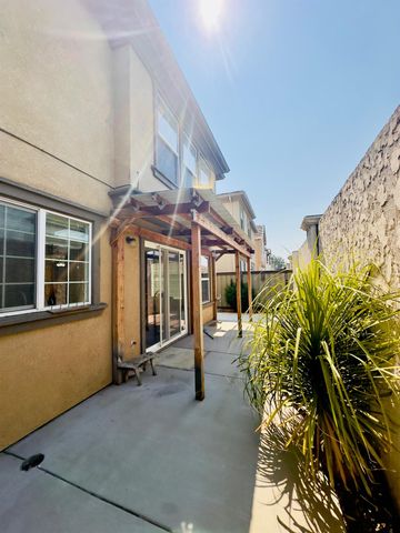 323 Autumn Rain Dr, Lathrop, CA 95330