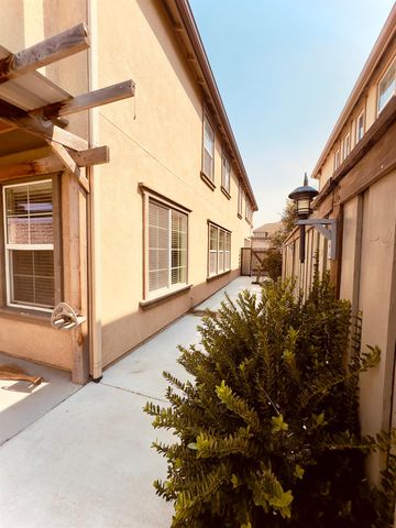 323 Autumn Rain Dr, Lathrop, CA 95330