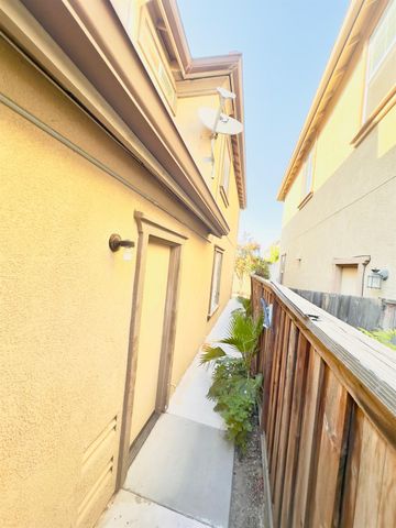 323 Autumn Rain Dr, Lathrop, CA 95330