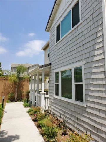 15 Gazania, Compton, CA 90221