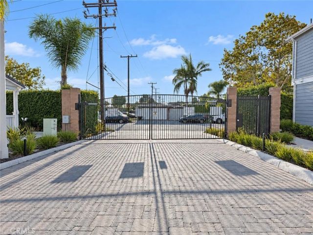 15 Gazania, Compton, CA 90221