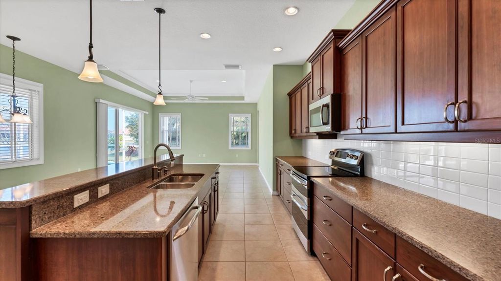 Image 11 of property listing at 6207 46TH COURT E, Bradenton, FL 34203