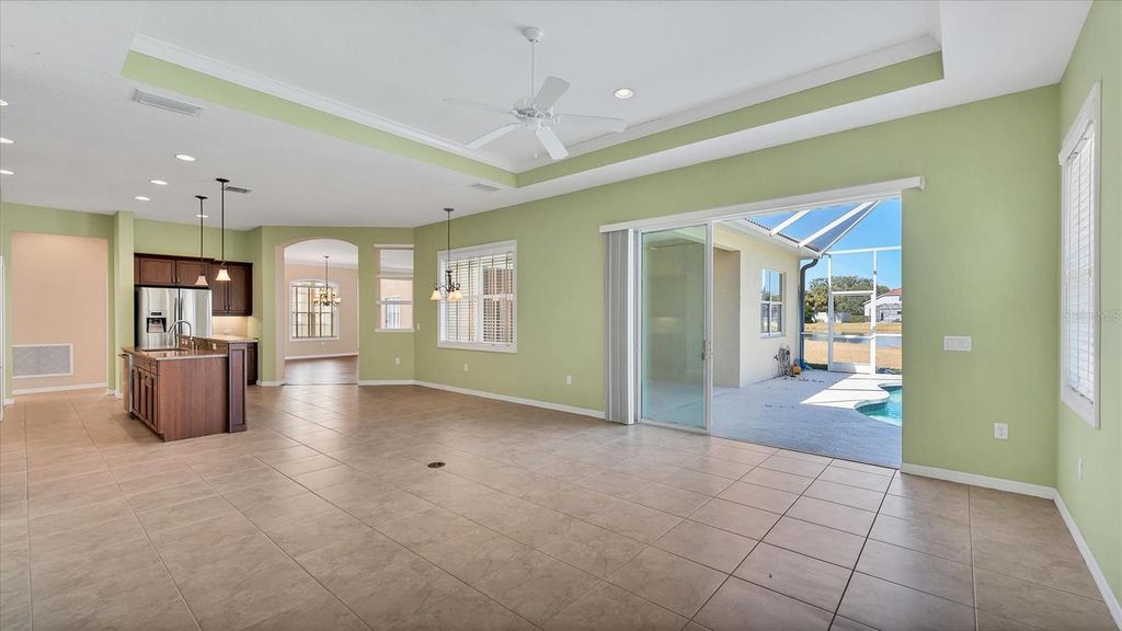 Image 5 of property listing at 6207 46TH COURT E, Bradenton, FL 34203