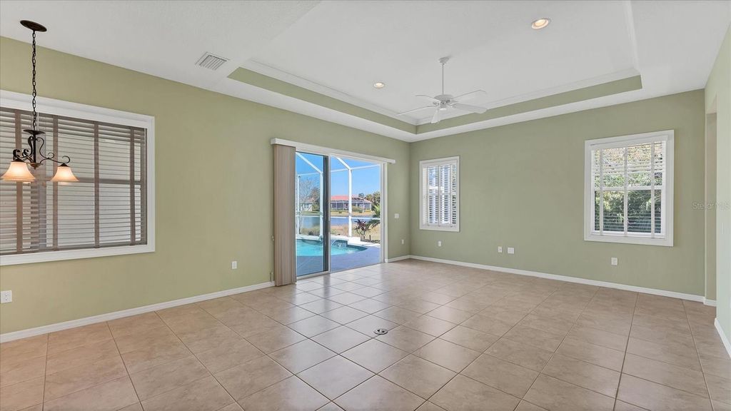 Image 6 of property listing at 6207 46TH COURT E, Bradenton, FL 34203