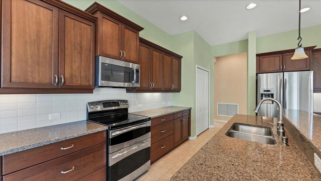 Image 10 of property listing at 6207 46TH COURT E, Bradenton, FL 34203