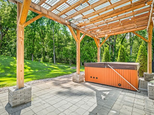 4348 Woodcliff Lane, Roscoe, IL 61073