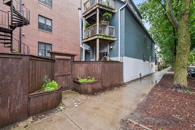1009 W Wolfram Street 1E, Chicago, IL 60657