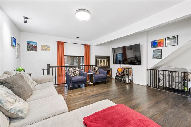 1009 W Wolfram Street 1E, Chicago, IL 60657