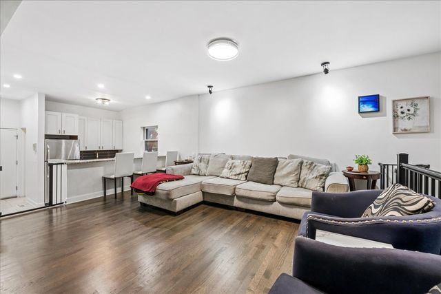 1009 W Wolfram Street 1E, Chicago, IL 60657