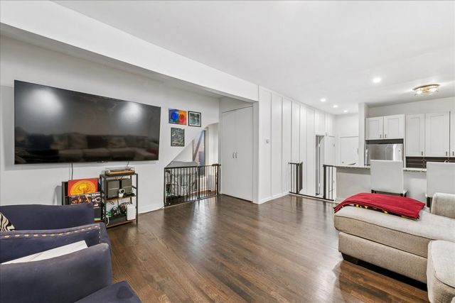 1009 W Wolfram Street 1E, Chicago, IL 60657