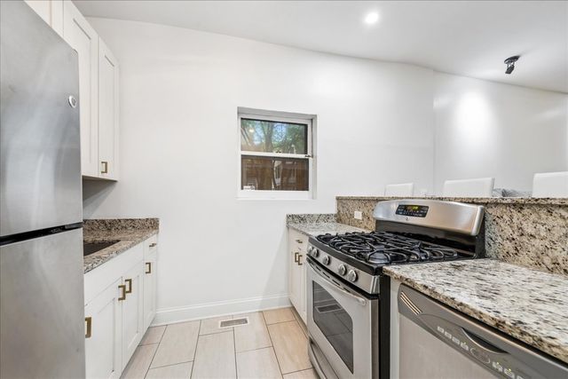 1009 W Wolfram Street 1E, Chicago, IL 60657