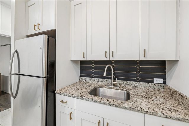 1009 W Wolfram Street 1E, Chicago, IL 60657