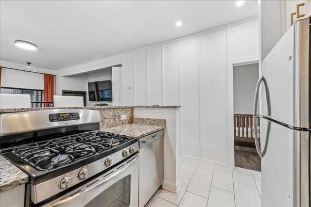 1009 W Wolfram Street 1E, Chicago, IL 60657