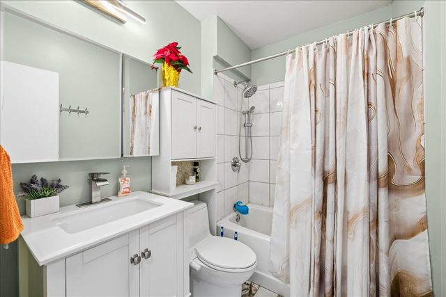 1009 W Wolfram Street 1E, Chicago, IL 60657