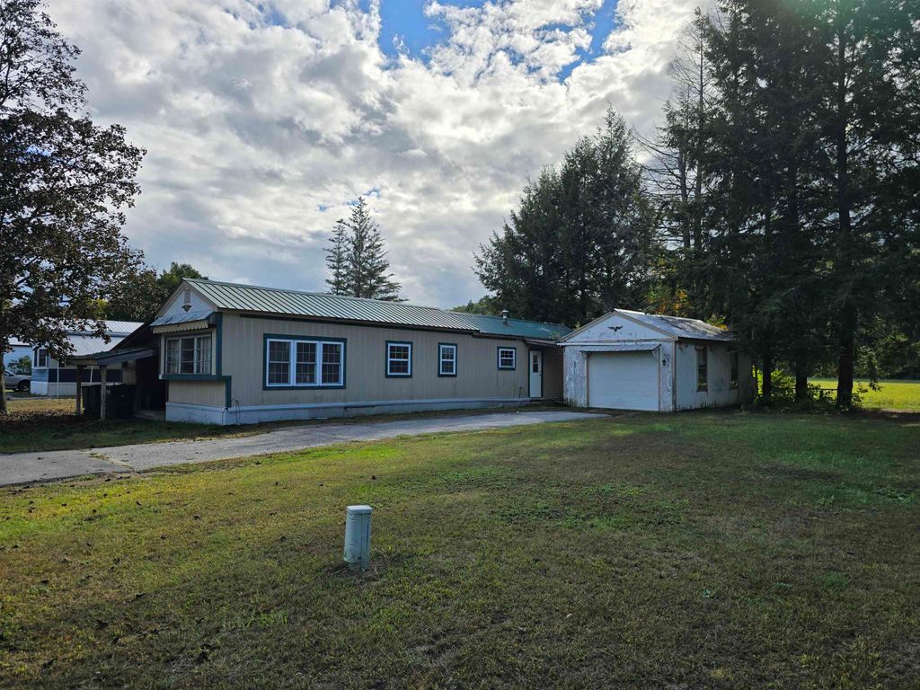 2 Crown Point Dr # A, Charlestown, NH 03603