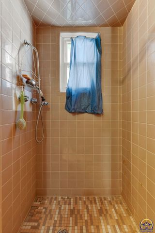 916 SW Polk ST, Topeka, KS 66612