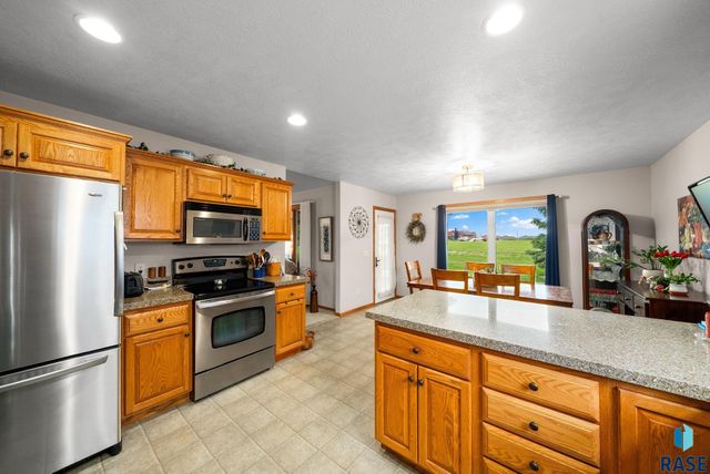 1905 S Wheatland Ct, Sioux Falls, SD 57106