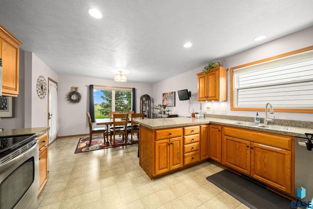 1905 S Wheatland Ct, Sioux Falls, SD 57106