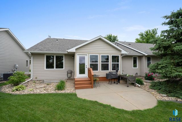 1905 S Wheatland Ct, Sioux Falls, SD 57106