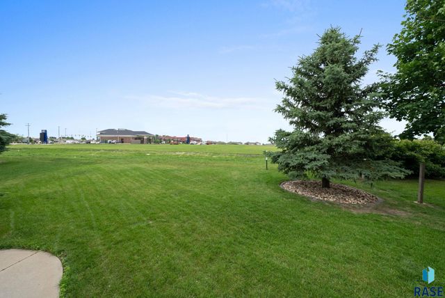 1905 S Wheatland Ct, Sioux Falls, SD 57106
