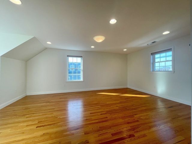 12 Naviens Ln 1, Waltham, MA 02453