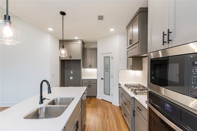 6802 High Meadow Boulevard, Bentonville, AR 72713
