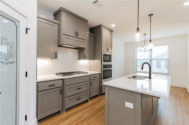 6802 High Meadow Boulevard, Bentonville, AR 72713