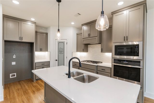 6802 High Meadow Boulevard, Bentonville, AR 72713