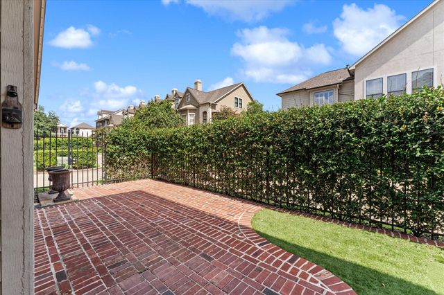 447 N Gate Stone, Houston, TX 77007