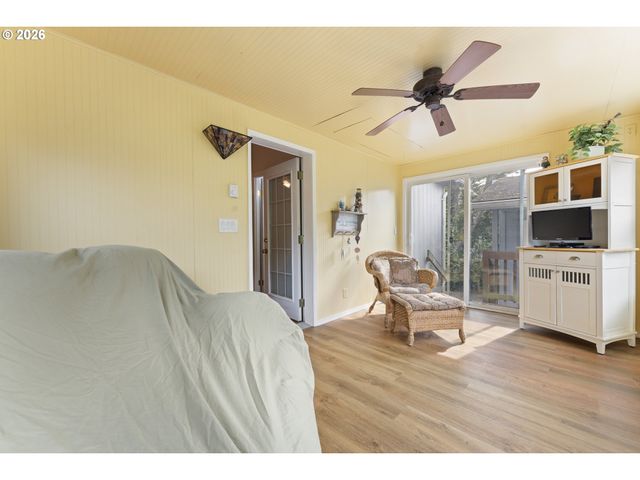 1600 RHODODENDRON Dr 309, Florence, OR 97439