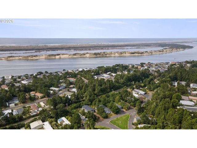 1600 RHODODENDRON Dr 309, Florence, OR 97439