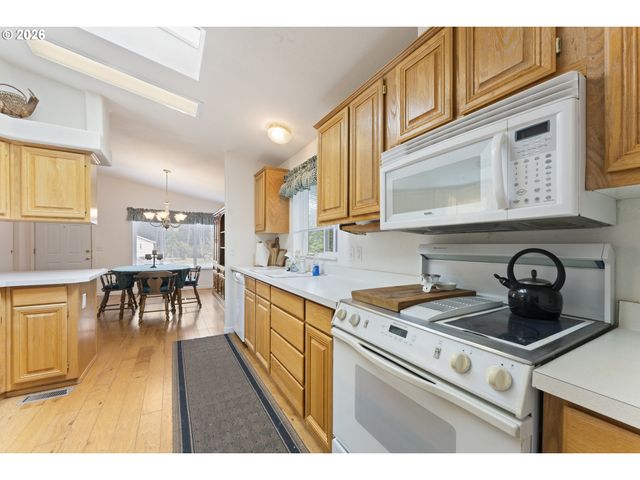 1600 RHODODENDRON Dr 309, Florence, OR 97439