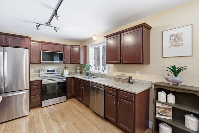 32 Peacock Brook Lane, Amherst, NH 03031