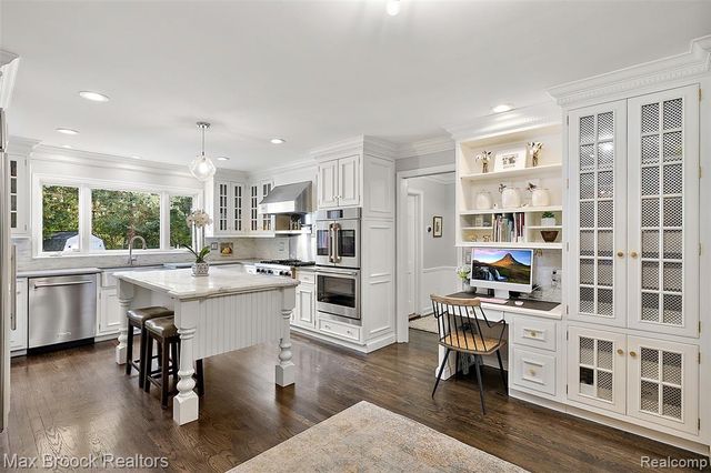 692 Bennington Drive, Bloomfield Hills, MI 48304