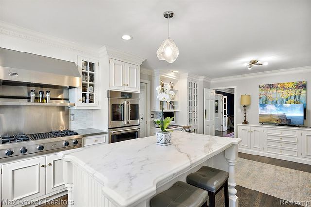 692 Bennington Drive, Bloomfield Hills, MI 48304