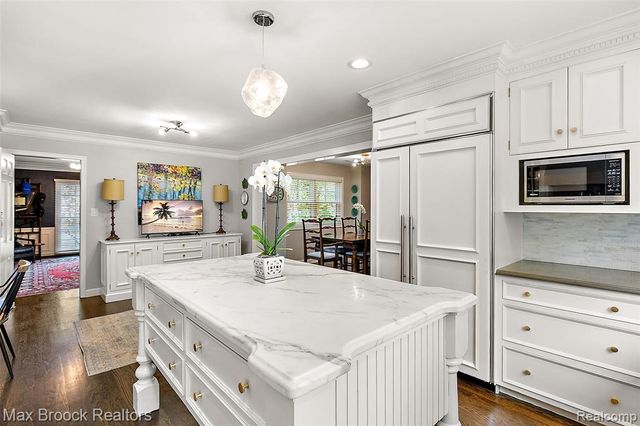 692 Bennington Drive, Bloomfield Hills, MI 48304