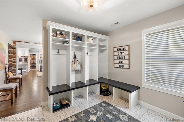 692 Bennington Drive, Bloomfield Hills, MI 48304