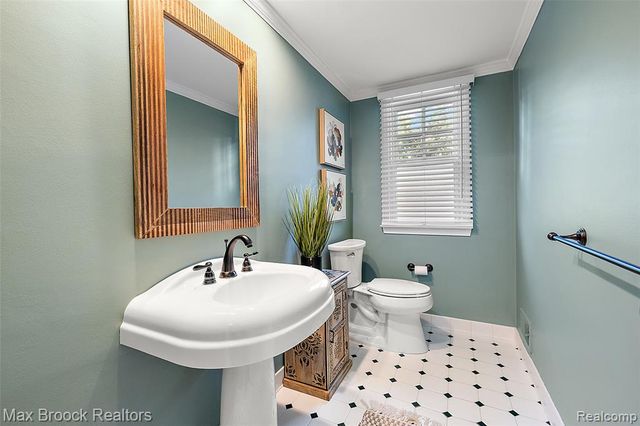 692 Bennington Drive, Bloomfield Hills, MI 48304