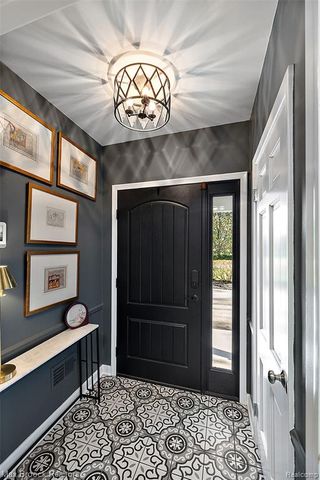 692 Bennington Drive, Bloomfield Hills, MI 48304