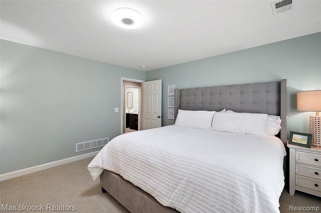 692 Bennington Drive, Bloomfield Hills, MI 48304