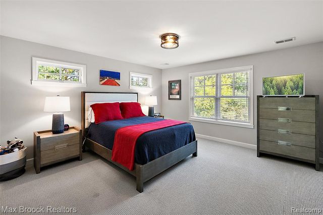 692 Bennington Drive, Bloomfield Hills, MI 48304